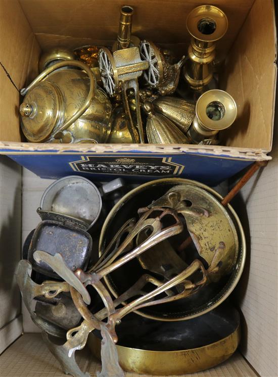 A quantity of metalware